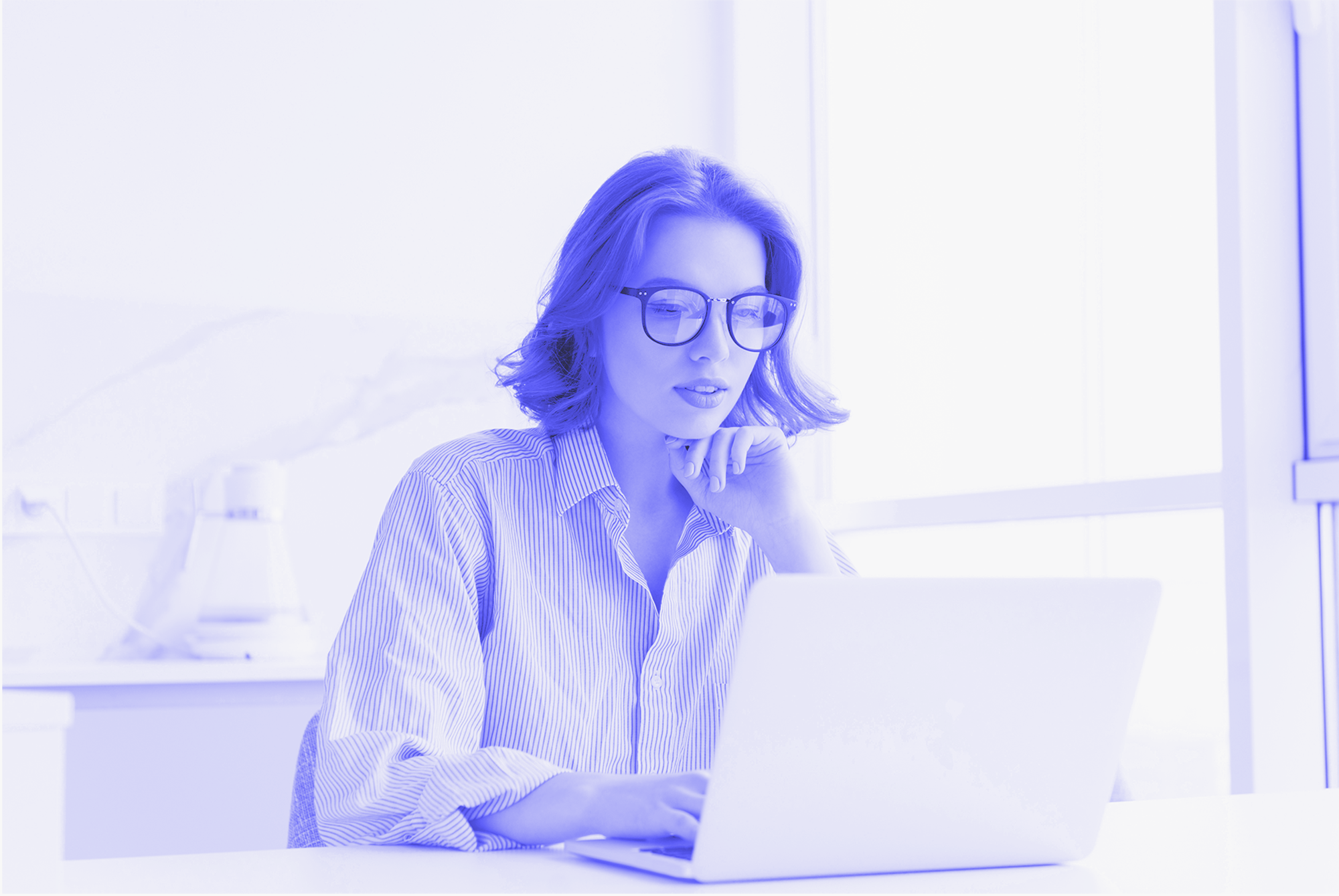 woman + laptop_blue001
